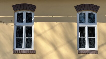 Stare okna w starym budynku. © Maciej G. Szling