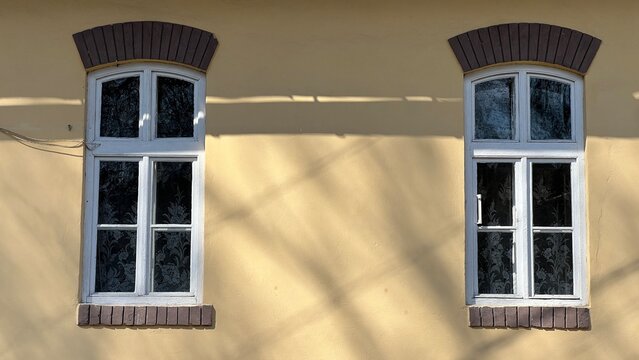 Stare okna w starym budynku.