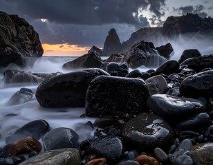 Obraz premium Dramatic rocky shoreline with crashing waves and a captivating sunset backdrop