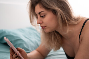 Naklejka premium Beautiful woman chatting on phone for guy. Virtual flirt concept.