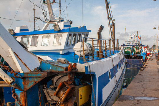 Chalutier &agrave; quai vu de dos