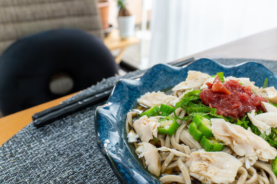 健康ランチ 鶏ささみとオクラのぶっかけ蕎麦