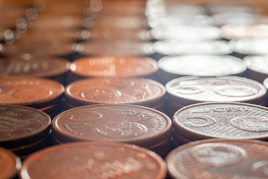 Macro di tante di monete da 5 centesimi di euro tutte ordinate