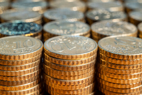 Colonne ordinate di monete da 10 centesimi di euro concept di investimento