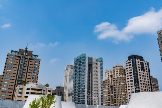 台湾の台中の台中国家歌劇院（オペラハウス）の屋上庭園