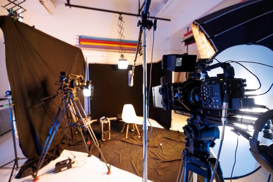 This vibrant filming studio is ready for dynamic interviews and podcasts, featuring advanced equipment and a sleek backdrop. Soft lighting enhances the creative atmosphere for captivating content