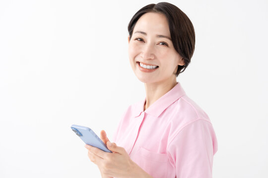 女性　スマホ