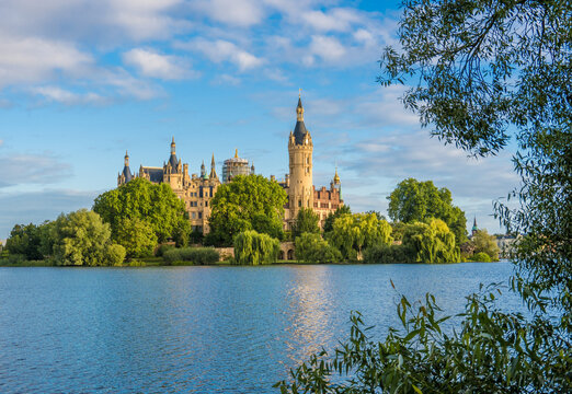 Schweriner Schloss und See am Morgen