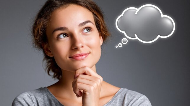 Junge Frau mit kurzen Haaren, Hand am Kinn, nachdenklicher Blick nach oben, wei&szlig;e Gedankenblase auf dunklem Hintergrund.