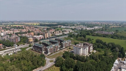 Obraz premium Aerial View of Residential Complex: A bird's-eye view showcases a modern residential complex nestled amidst a green landscape.