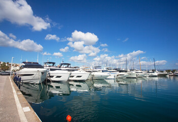 Lazurowe morze, marina, widok na Alpy, Alpy Nadmorskie, Antibes, Francja, Azure sea, harbor, view of the Alps, Antibes, France © 123108 Aneta