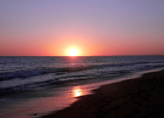 Fototapeta premium Coucher de soleil sur la plage de Vale do Lobo à Almancil, Loulé au Portugal 