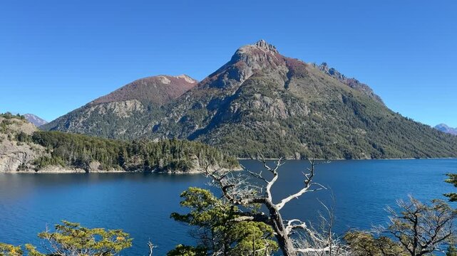 Hermosa vista del Lago Nahuel Huapi con el Cerro Lopez y Capilla al fondo. Bariloche, Circuito Chico. 