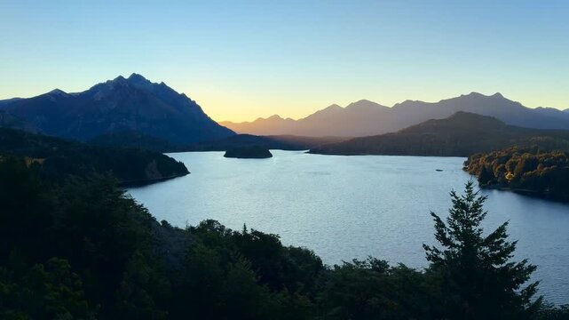 Hermosa vista del Lago Nahuel Huapi y sus monta&ntilde;as al fondo. San Carlos de Bariloche, Argentina. 