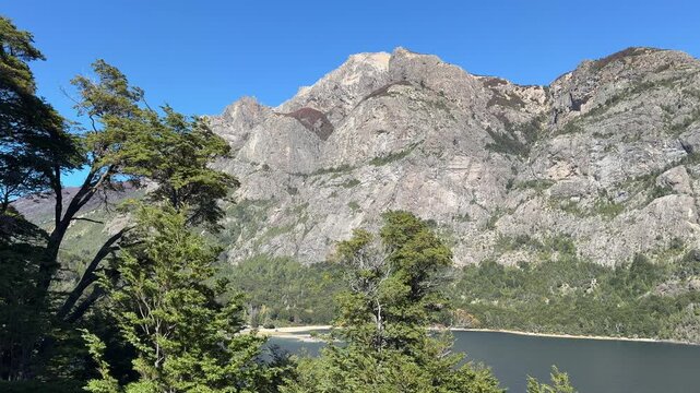 Hermosa postal del Cerro Lopez y el Lago Nahuel Huapi vista desde uno de sus miradores del Circuito Chico, San Carlos de Bariloche, Argentina.