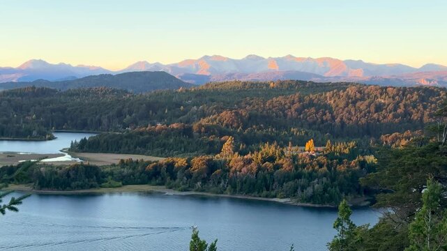 Vista del Parque Municipal Llao Llao y del Parque Nacional Nahuel Huapi y su lago. San Carlos de Bariloche, Patagonia, Argentina. 