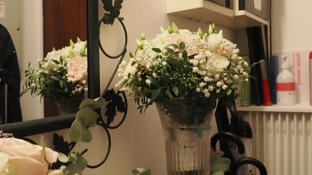 D&eacute;corations florales de mariage avec roses pastel et feuillage, compositions &eacute;l&eacute;gantes pour table de r&eacute;ception