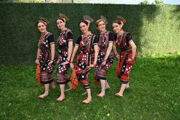 Wandcirkels Dansschool Five female dancers in colorful costumes dancing Indian dances in the park  © Шамиль Алиев