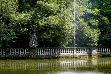 Fototapeta premium Villa Mansi è una delle più famose ville lucchesi.. La villa presenta una bella facciata in stile manierista ed è circondata da un parco con fontane e vasche. Segromigno in Monte, Lucca, Toscana. IT
