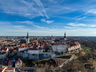 Obraz premium Drone View of Medieval Tallinn Old Town and Toompea Hill in Estonia