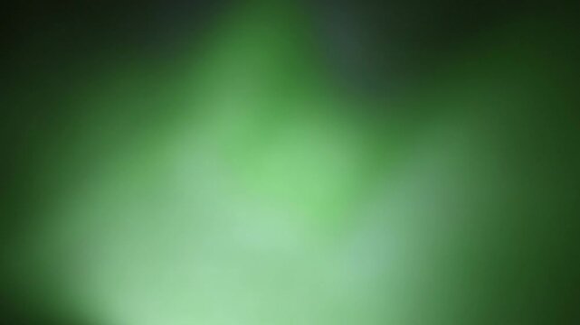 Una toma de cerca de un fondo abstracto de color verde con un degradado ligero desenfocado en movimiento