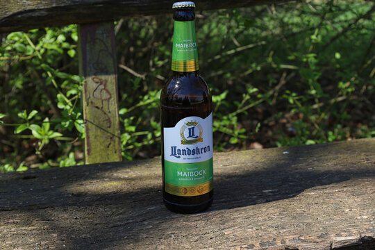 Eine Flasche Landskron Maibock Bier aus G&ouml;rlitz auf einer Holzbank im Freien, traditionelle deutsche Braukunst und regionale Spezialit&auml;t aus Sachsen, G&ouml;rlitz, Sachsen, Deutschland