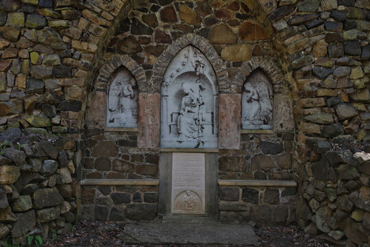 Grabst&auml;tte der Familie Speck von Sternburg im Schlosspark L&uuml;tzschena, neugotisches Feldstein-Mausoleum mit Marien-Relief und Engeln, historisches Denkmal, L&uuml;tzschena, Leipzig, Sachsen, Deutschland