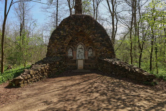Grabst&auml;tte der Familie Speck von Sternburg im Schlosspark L&uuml;tzschena, neugotisches Feldstein-Mausoleum mit Marien-Relief und Engeln, historisches Denkmal, L&uuml;tzschena, Leipzig, Sachsen, Deutschland