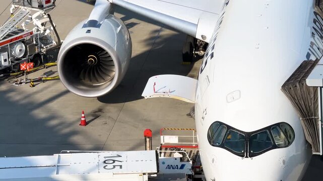 羽田空港 第3ターミナル 駐機する航空機 回転するジェットエンジン