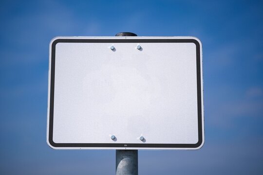 Leeres wei&szlig;es Schild zur eigenen Gestaltung	