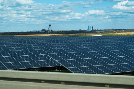 Solaranlage vor einem Braunkohle Tagebau mit Blick auf einen Bagger