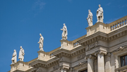 Fototapeta premium Neo baroque architecture and statues of the Kunsthistorisches Museum, art museum in Vienna, Austria. 