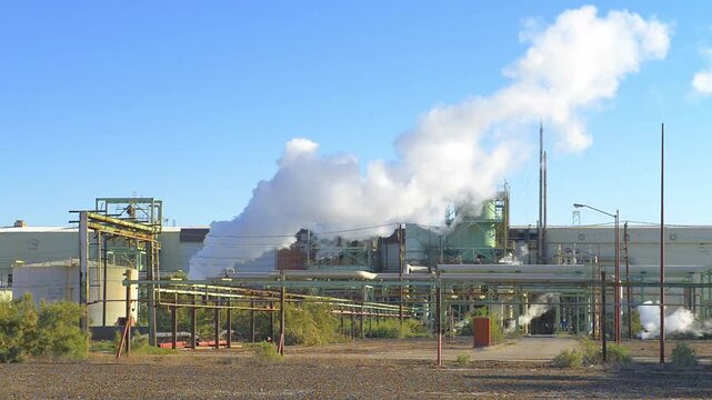 Tuberias de entrada de vapor principal de una de las plantas geotermicas generadoras de energia electrica mas grandes y viejas del mundo aun en servico.