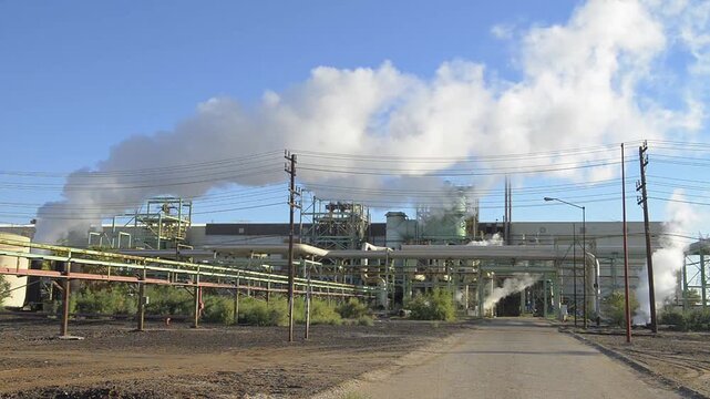Tuberias de entrada de vapor principal de una de las plantas geotermicas generadoras de energia electrica mas grandes y viejas del mundo aun en servico.
