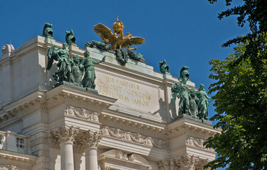 Obraz premium Neoclassical architecture of the Neue burg section of Hofburg castle, Vienna, Austria 