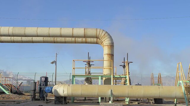 Tuberias de entrada de vapor principal de una de las plantas geotermicas generadoras de energia electrica mas grandes y viejas del mundo aun en servico.