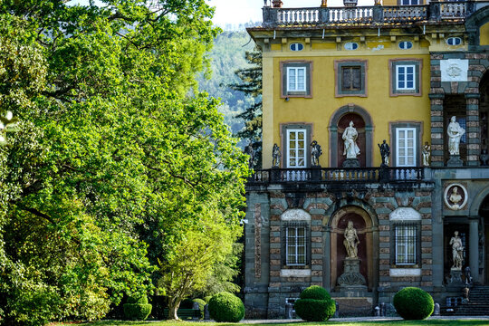 Villa Torrigiani si trova nella frazione Camigliano del comune di Capannori. Si tratta di una delle pi&ugrave; lussuose e scenografiche della lucchesia e risale alla seconda met&agrave; del secolo. Toscana, Italia