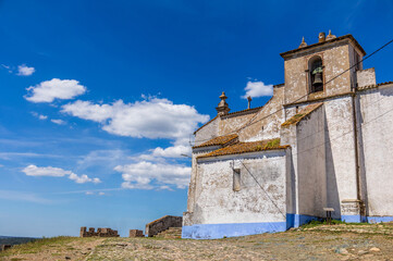 Obraz premium Church inside Arraiolos Castle, Alentejo Portugal – White and Blue Traditional Architecture in Historic Fortress