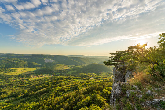 Panoramablick von Felsklippe &uuml;ber bewaldetes H&uuml;gelland