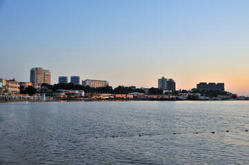 Obraz premium Beach in Anapa Bay at sunset.