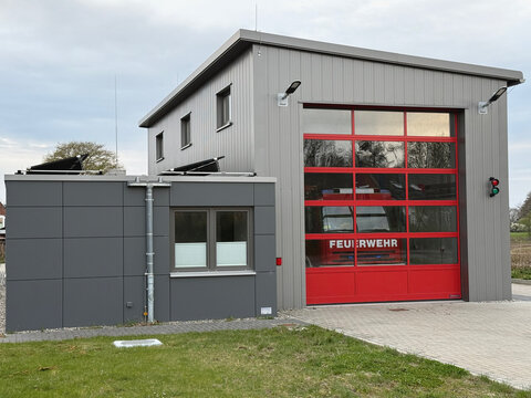 Modernes Feuerwehrgebäude einer Freiwilligen Feuerwehr