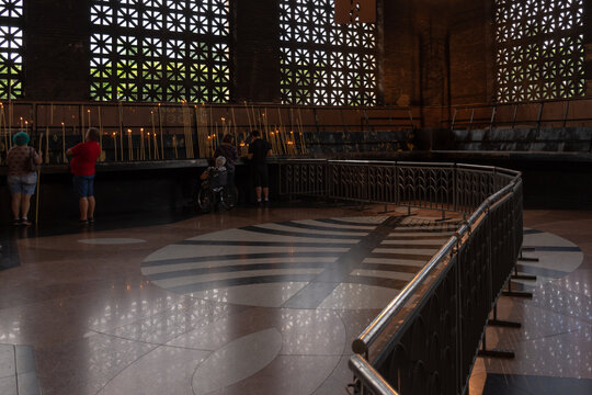 Sala de orat&oacute;rio na Catedral de Aparecida