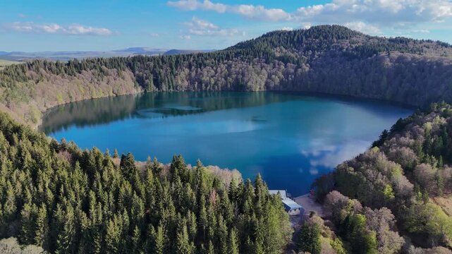 Vue a&eacute;rienne du lac Pavin en Auvergne entour&eacute; de for&ecirc;t, paysage volcanique naturel