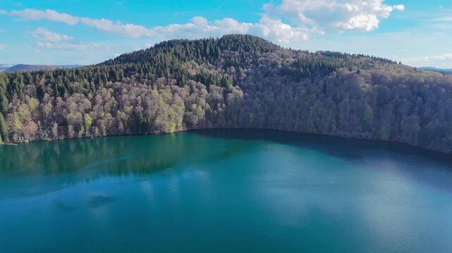 S&eacute;quence cin&eacute;matographique du Lac Pavin, maar volcanique en Auvergne