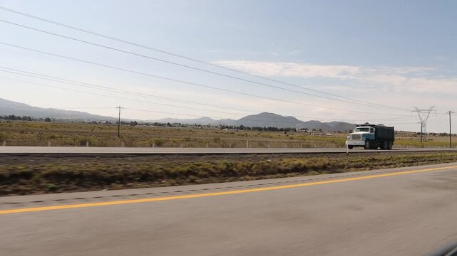 Vista a la carretera tomada desde la parte trasera de un auto