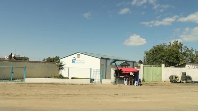 Carro recorre las calles de un pueblo, todo es filmado desde la vista del pasajero sentado en el asiento trasero de un auto.