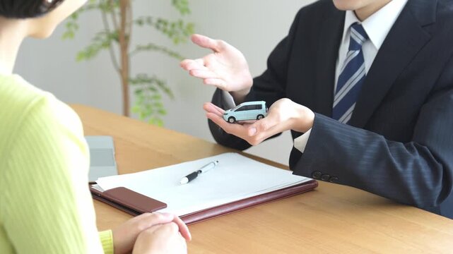 車を提案する男性