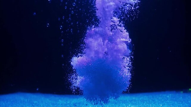深海の神秘的な生物発光と青い泡 深夜 オービットカメラ 幻想的な水中世界