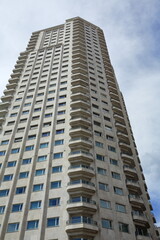 Obraz premium Modern Residential High-Rise Building with Repetitive Balconies in Madrid