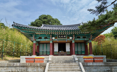 Obraz premium Chilsadang and Ojukheon Yi I Shrine in Gangneung. Highlights include Chilsadang's rustic wooden architecture and Munseongsa Shrine's vibrant dancheong.